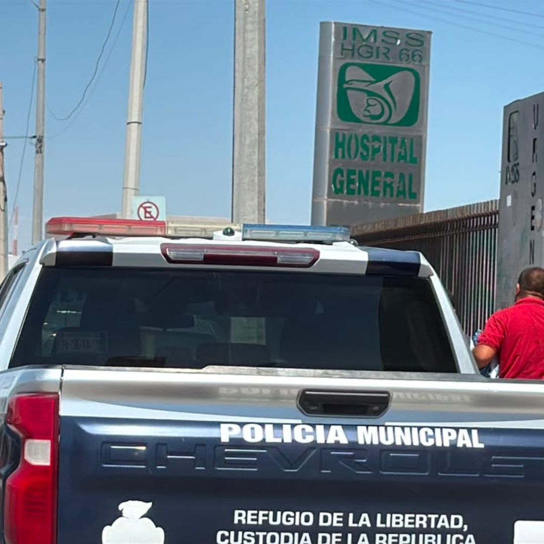 El hombre se encuentra custodiado por elementos de seguridad en el hospital.